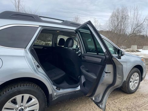 Used 2017 Subaru Outback 2.5i Premium AWD/4WD image 22