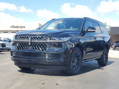New 2026 Lincoln Navigator Reserve w/ Jet Appearance Package AWD/4WD image 2