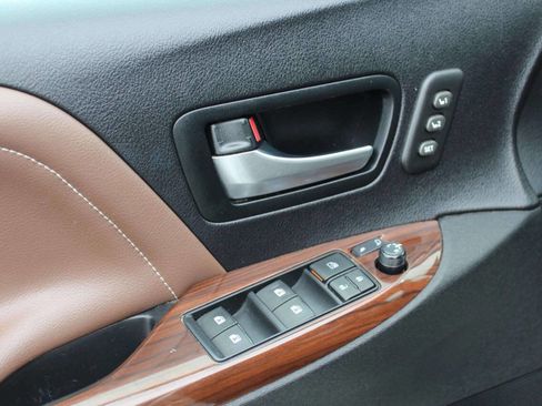 Used 2016 Toyota Sienna Limited Premium image 11