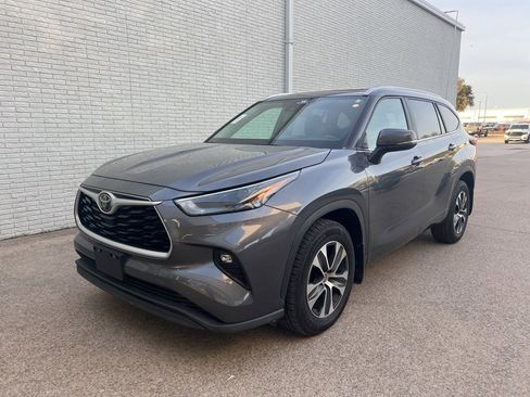 Used 2023 Toyota Highlander XLE image 1