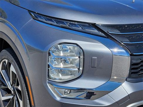 Used 2024 Mitsubishi Outlander SE image 9