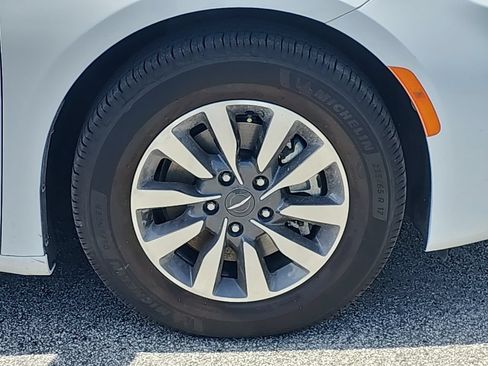 Used 2023 Chrysler Pacifica Touring-L FWD image 36