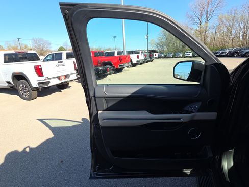 Used 2024 Ford Expedition Max XLT image 12