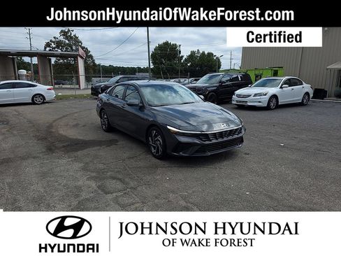 Used 2025 Hyundai Elantra Limited FWD image 11