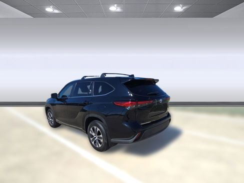 Used 2023 Toyota Highlander XLE image 2