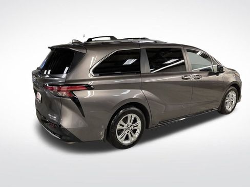 Certified 2024 Toyota Sienna Platinum image 5