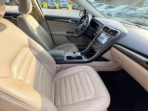 Used 2017 Ford Fusion SE w/ Fusion SE Technology Package FWD image 12