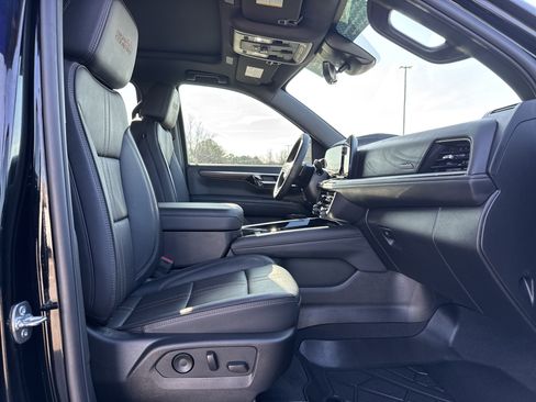 Used 2025 Chevrolet Suburban High Country w/ Sun And Tow Package image 33