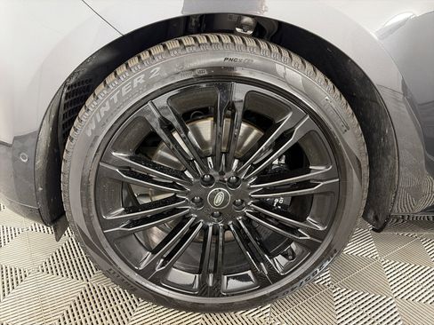 Used 2024 Land Rover Range Rover Long Wheelbase Autobiography image 14