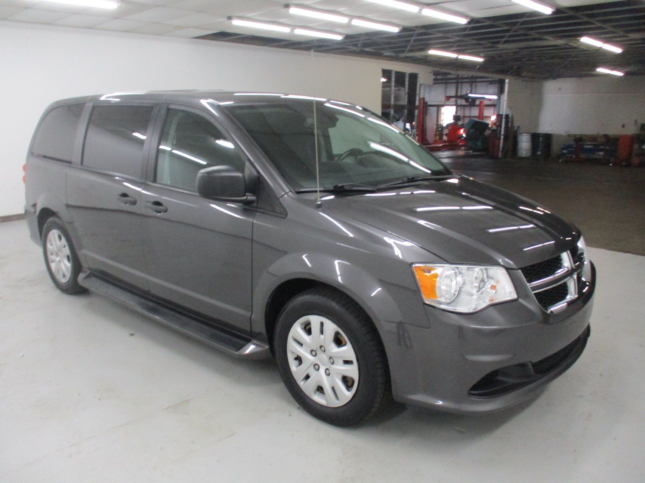 Used 2019 Dodge Grand Caravan SE w/ UConnect Hands-Free Group FWD image 1