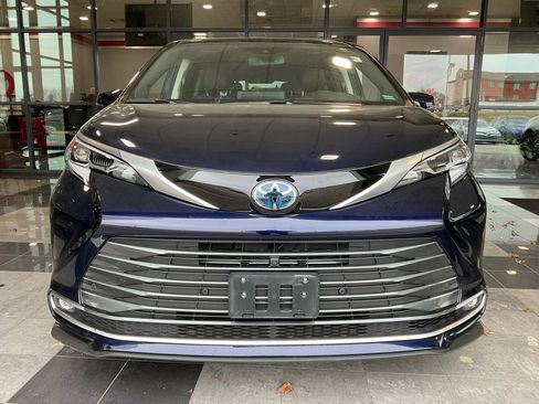 Certified 2022 Toyota Sienna Platinum w/ Protection Package (TMS) image 2