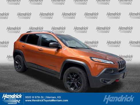 Used 2016 Jeep Cherokee Trailhawk w/ Comfort/Convenience Group AWD/4WD image 1