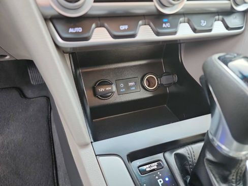 Used 2020 Hyundai Elantra SE image 24