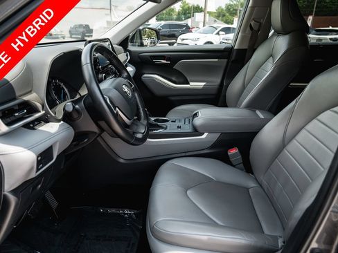 Used 2022 Toyota Highlander XLE FWD image 22