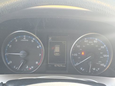 Used 2018 Toyota RAV4 LE image 10