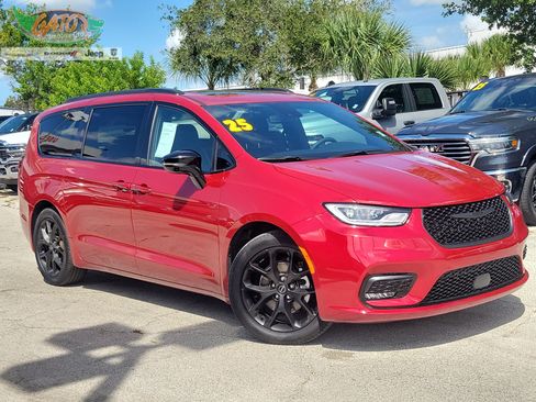 Used 2025 Chrysler Pacifica Limited w/ Trailer Tow Group FWD image 1