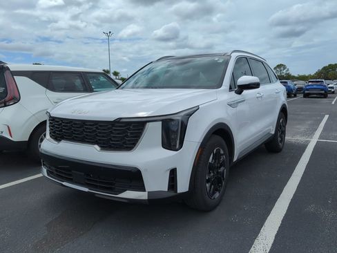 Certified 2025 Kia Sorento S w/ Panoramic Sunroof Package image 3