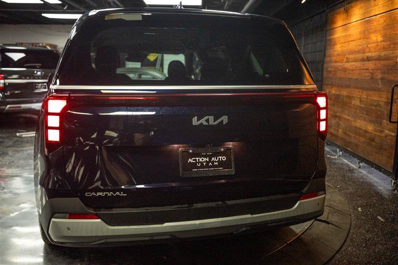 Used 2025 Kia Carnival FWD image 6