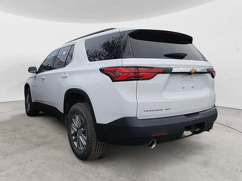 Used 2023 Chevrolet Traverse LT image 2