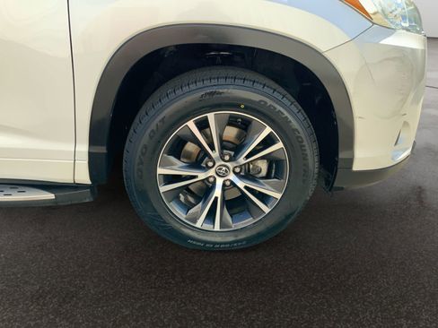 Used 2017 Toyota Highlander Plus FWD image 35