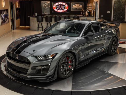 Used 2022 Ford Mustang Shelby GT500 w/ Carbon Fiber Track Pack RWD image 4