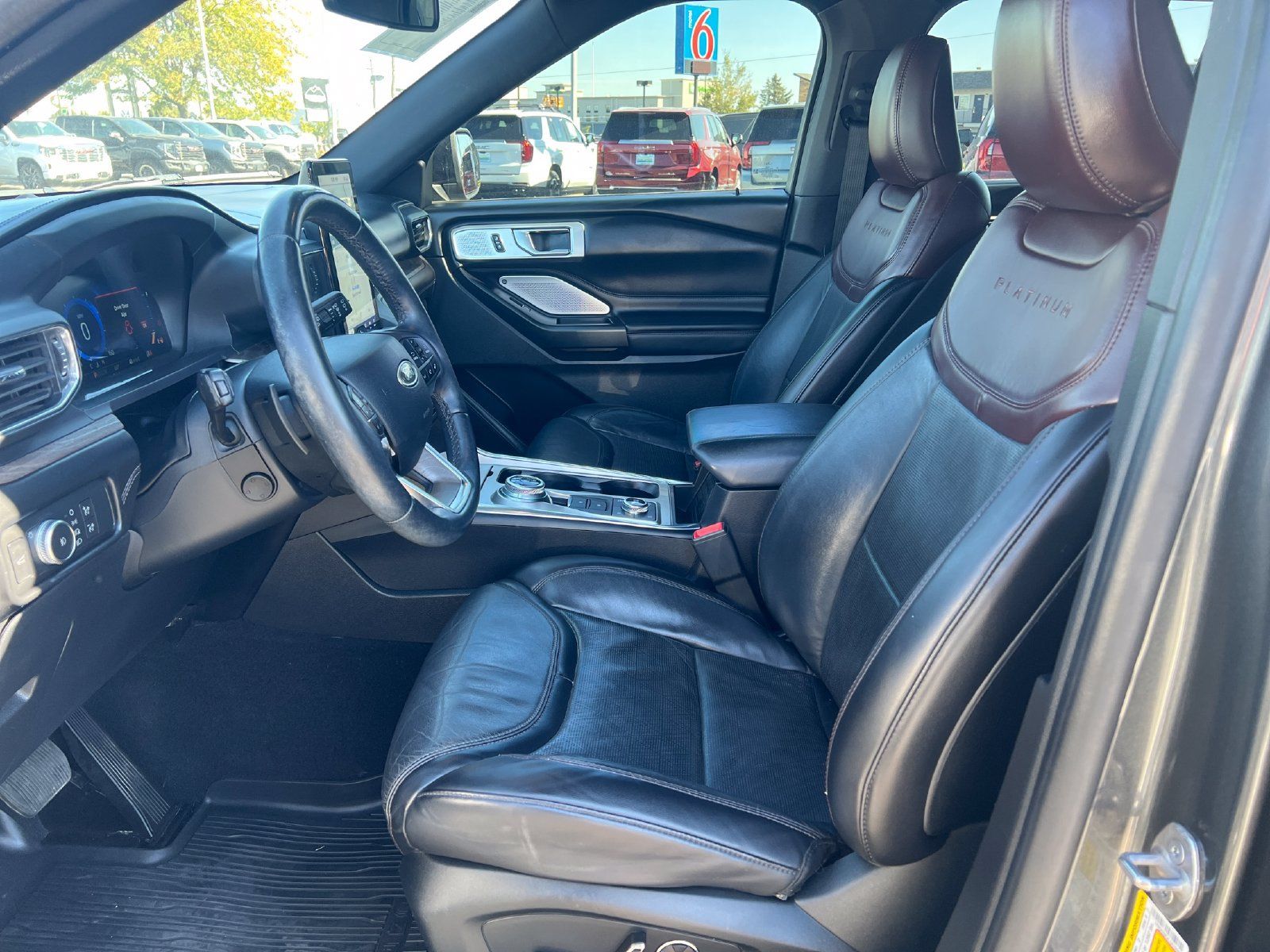 Used 2020 Ford Explorer Platinum w/ Premium Technology Package AWD/4WD image 9