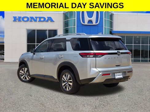 Used 2025 Nissan Pathfinder SL FWD image 5
