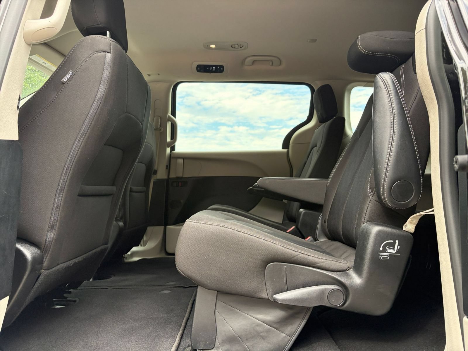 Used 2024 Chrysler Voyager LX FWD image 27