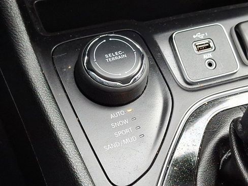 Certified 2019 Jeep Cherokee Limited w/ Luxury Group image 29