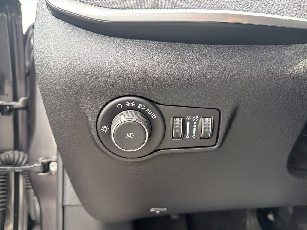 Used 2023 Jeep Compass Latitude AWD/4WD image 29