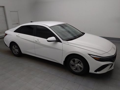 Used 2025 Hyundai Elantra SE FWD image 11