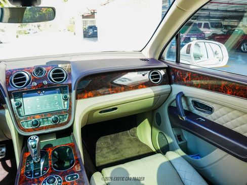 Used 2017 Bentley Bentayga image 21