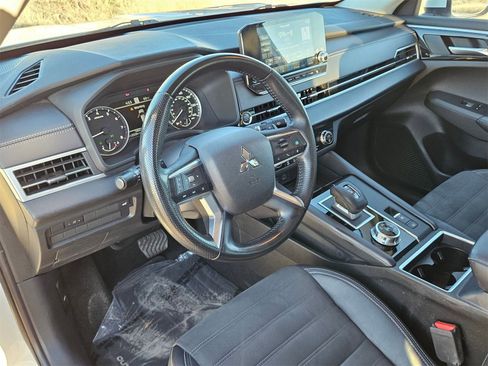 Used 2023 Mitsubishi Outlander SE image 13