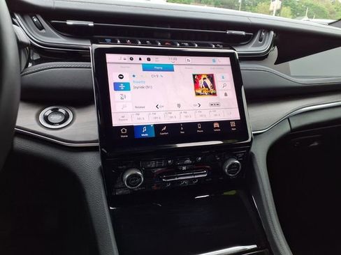 Used 2023 Jeep Grand Cherokee Overland w/ Advanced Protech Group III AWD/4WD image 22