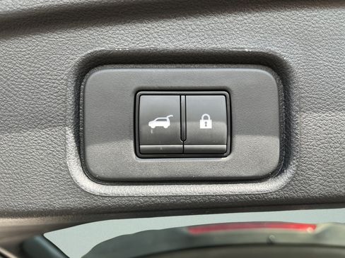 Used 2025 Nissan Pathfinder SV AWD/4WD image 11