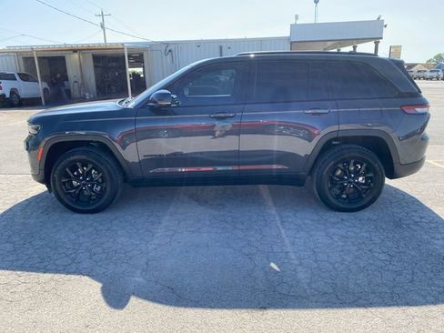 Used 2024 Jeep Grand Cherokee Altitude AWD/4WD image 3