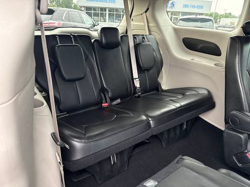 Used 2024 Chrysler Pacifica Touring-L FWD image 23