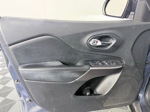 Used 2019 Jeep Cherokee Latitude w/ Popular Appearance Group image 9