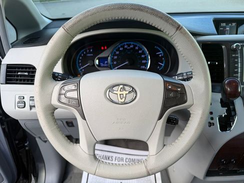 Used 2011 Toyota Sienna XLE w/ Premium Pkg AWD/4WD image 15