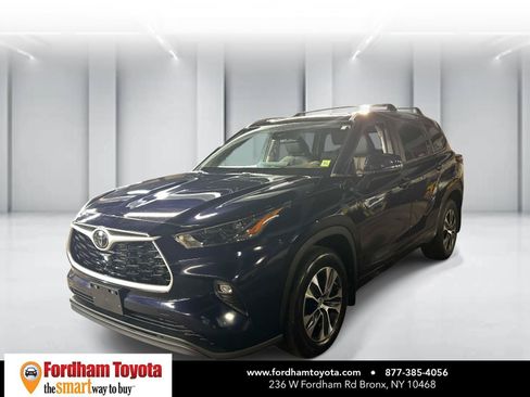 Used 2023 Toyota Highlander XLE AWD/4WD image 4