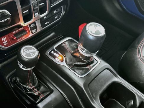 Used 2022 Jeep Wrangler Unlimited Rubicon w/ LED Lighting Group AWD/4WD image 16