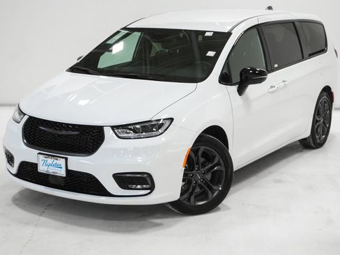 New 2026 Chrysler Pacifica Select FWD image 2