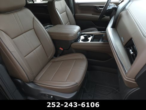 Used 2025 Chevrolet Suburban High Country AWD/4WD image 46