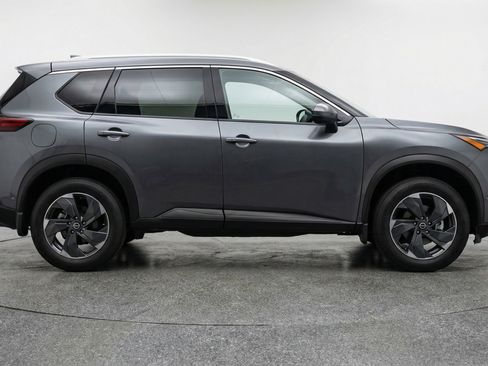 Used 2025 Nissan Rogue SV image 11