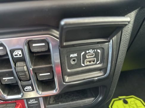 Used 2022 Jeep Wrangler Unlimited Rubicon w/ LED Lighting Group AWD/4WD image 22