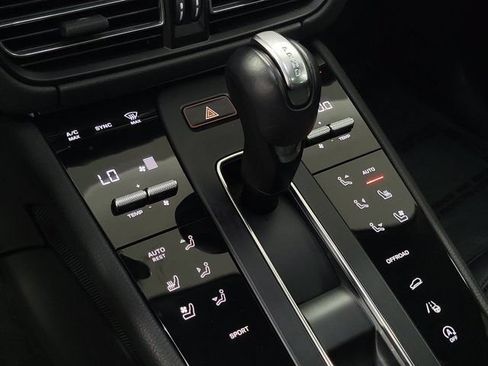 Used 2024 Porsche Macan AWD/4WD image 30