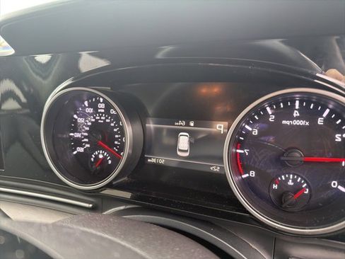 Used 2024 Kia Carnival EX image 10