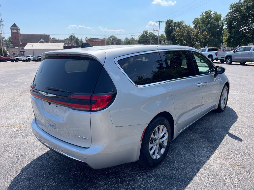 Used 2026 Chrysler Pacifica Limited FWD image 5