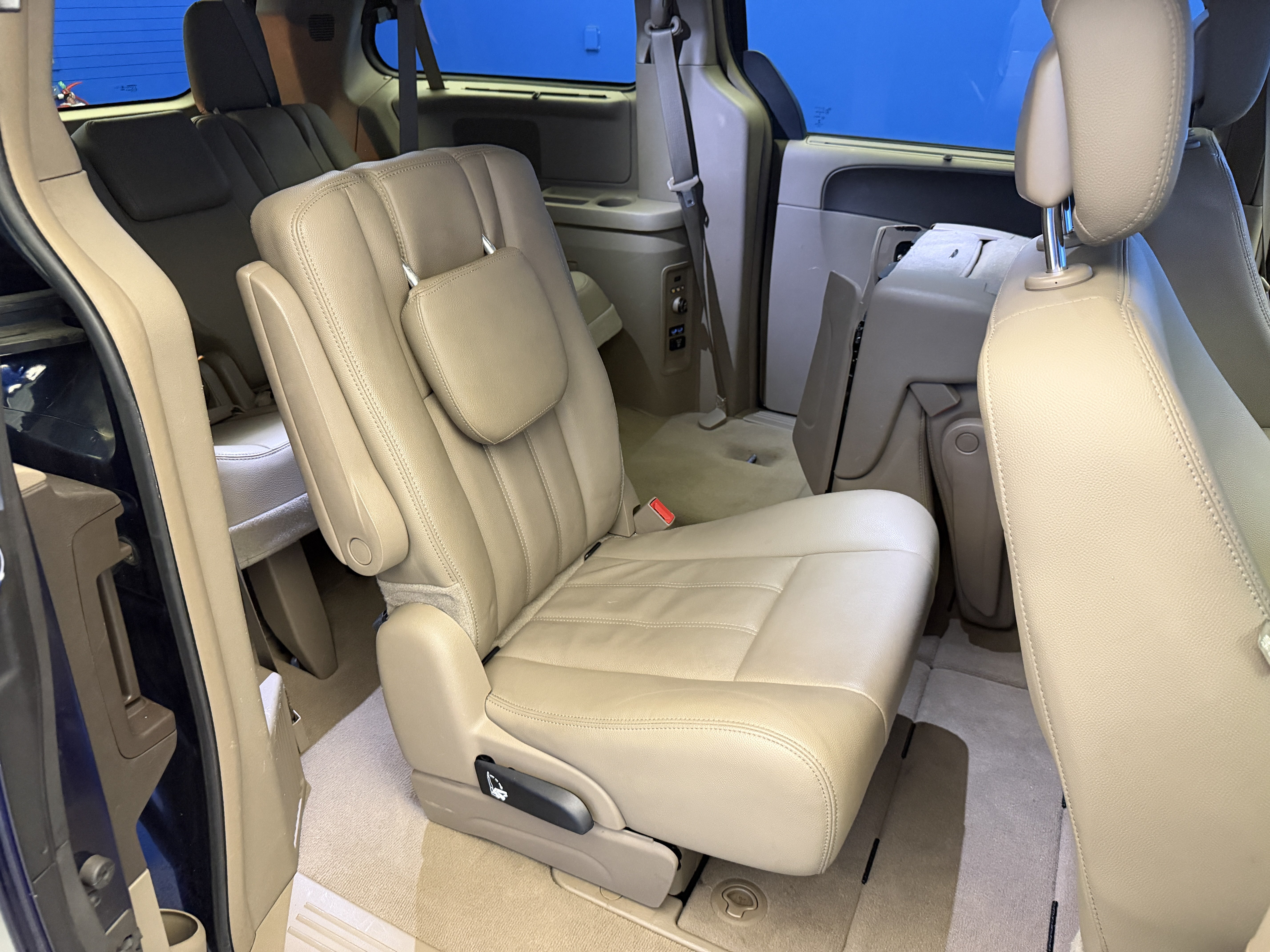 Used 2015 Chrysler Town & Country Touring w/ Driver Convenience Group FWD image 29