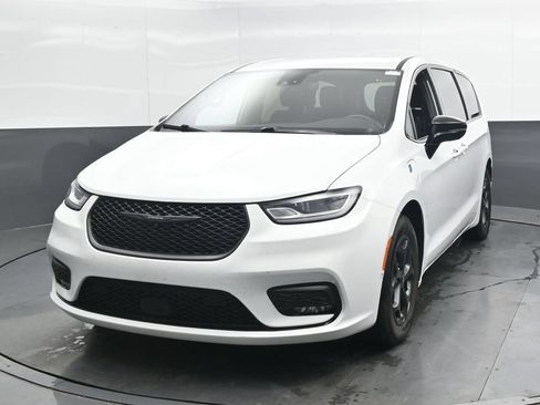 Used 2024 Chrysler Pacifica Limited FWD image 6